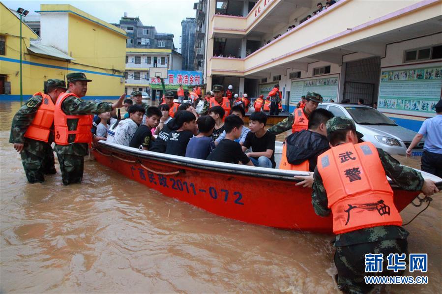 #（晚报）广西玉林千余名学生被洪水围困 武警官兵紧急救援