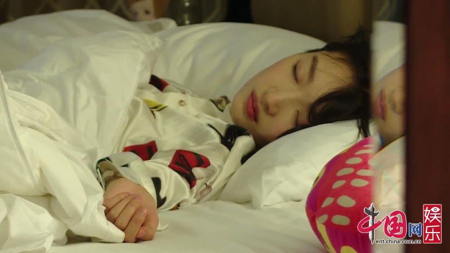 余文乐送高甜“叫醒服务”周冬雨为赖床花招百出