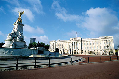 假释杀人犯夜闯英国王宫 女王夫妇在宫内(图)