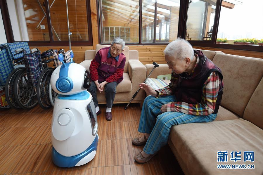 5月24日,在杭州市社会福利中心,一名老人通过智能养老机器人阿铁与