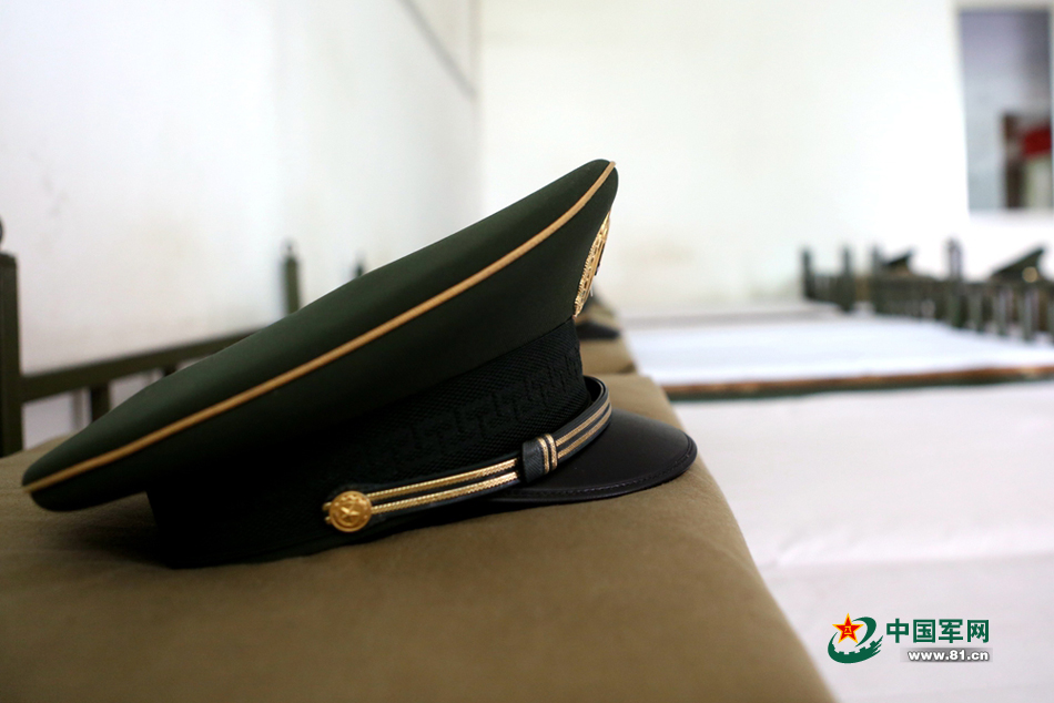 在武警广东边防机动支队的某个宿舍,战士的帽子摆放成一条直线,这条