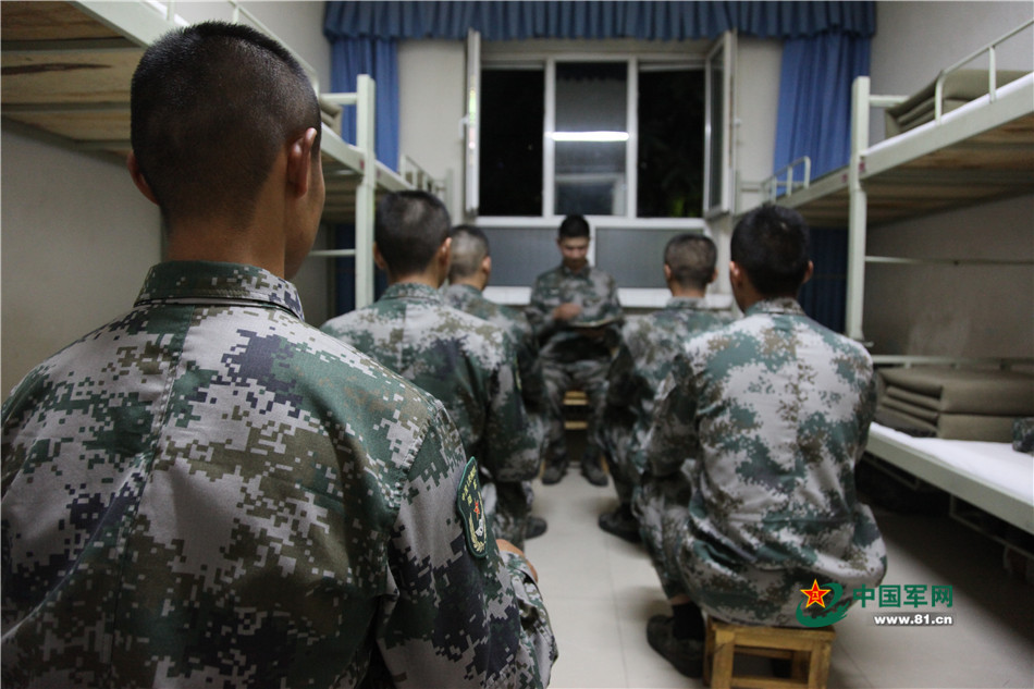 在新疆喀什军分区某个连队的班里,除了训练,大家还要定时召开班务会