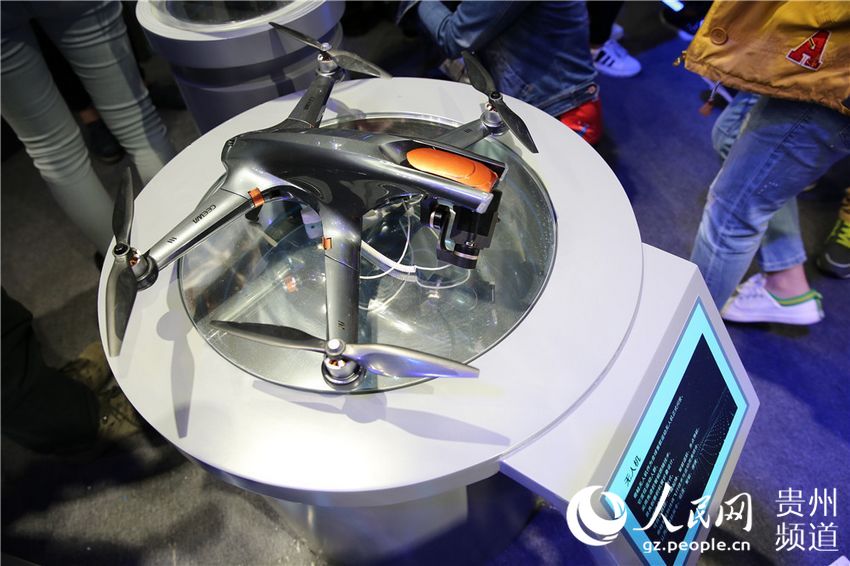 數博會上展出的運動無人機，該無人機可自動跟蹤、一鍵返航、多點導航。 人民網 劉政寧 攝