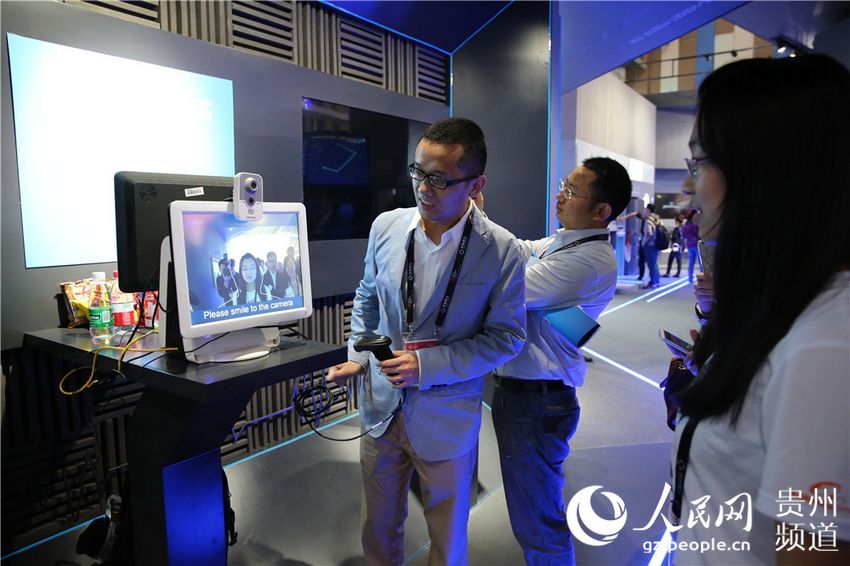 在2016貴陽國際大數據産業博覽會展館上，市民在體驗刷臉支付。 人民網 劉政寧 攝
