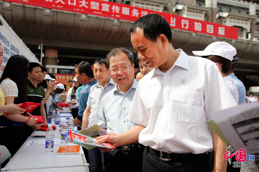 国家卫生计生委副主任王培安参与“你在他乡还好吗”志愿宣传服务活动。中国网 张钰摄影