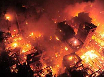 俄罗斯：大火吞噬房屋 住户“跳楼”逃生