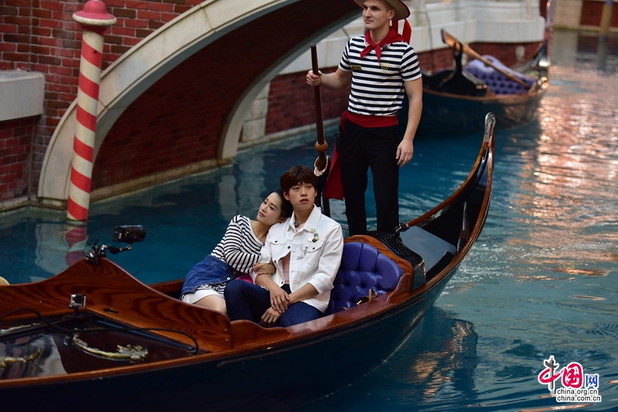 示爱玩出新高度 魏大勋澳门塔蹦极示爱李沁[2