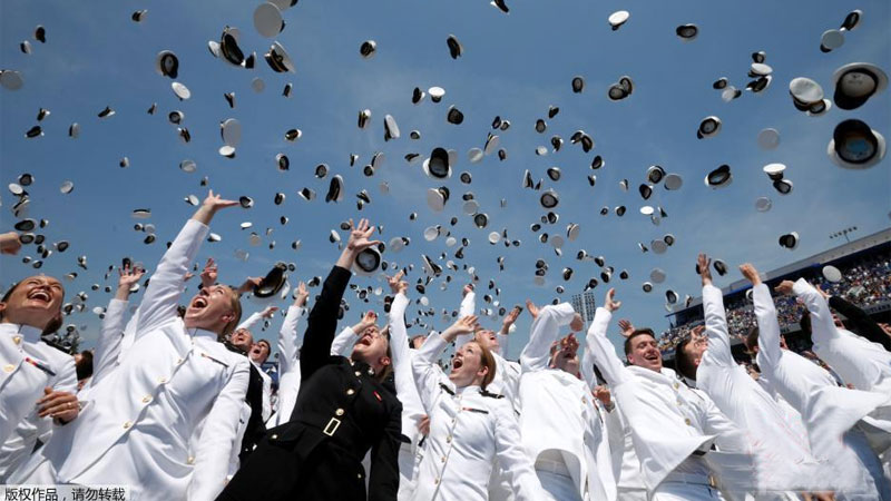 美国海军学院举行毕业典礼 飞行表演助兴