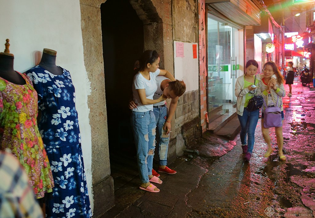 02、深夜,还在巷弄里的年轻人。(2015.6.4)