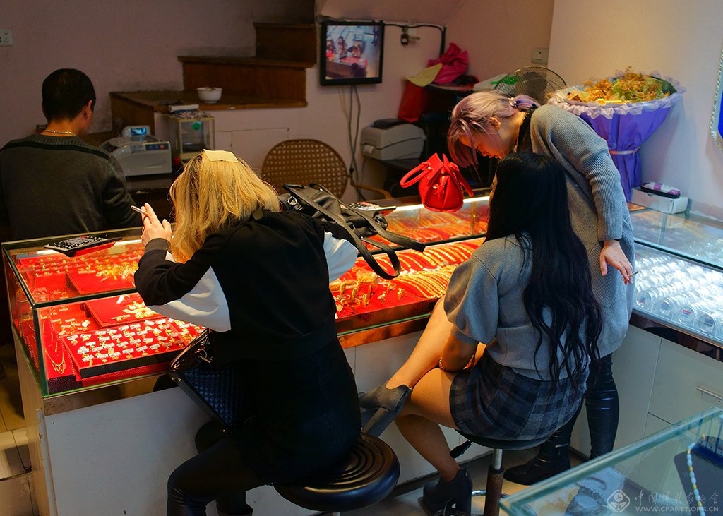 05、正在挑选首饰的年轻人(2015.11.5)