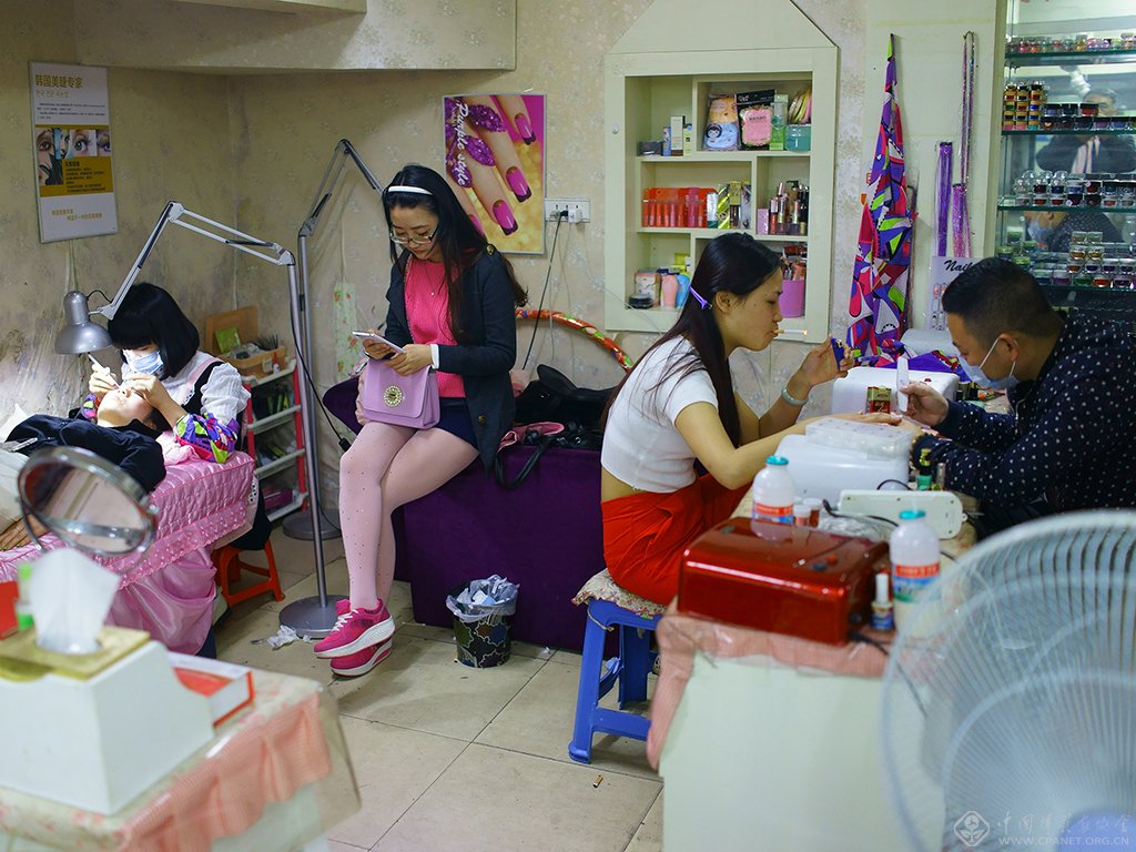 14、正在美容和修指甲的姑娘。(2015.4.15)