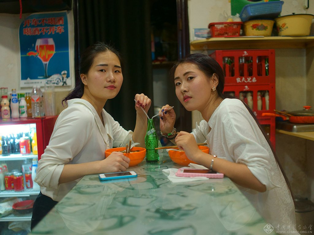 16、每逢周末，一些在校的学生都会来这里逛逛、品尝小吃。（2015.5.28）