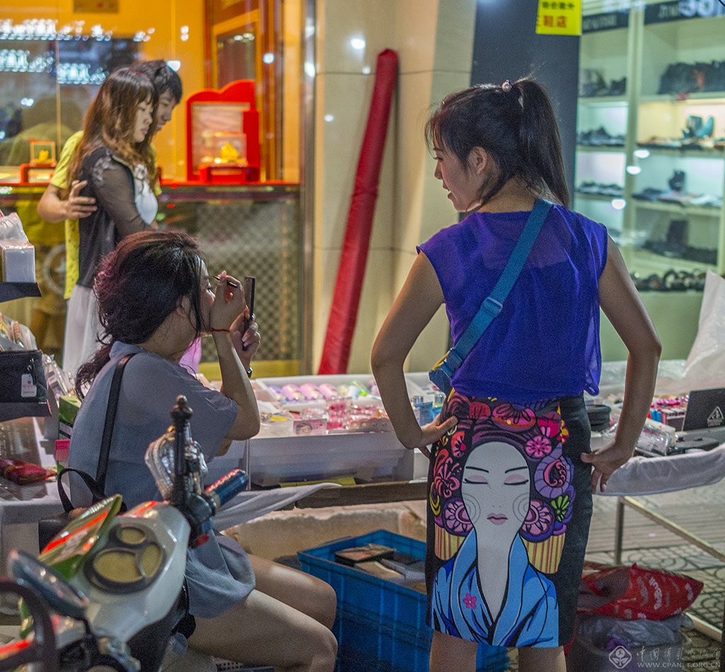 17、在巷弄口摆摊的年轻人。(2015.6.12)