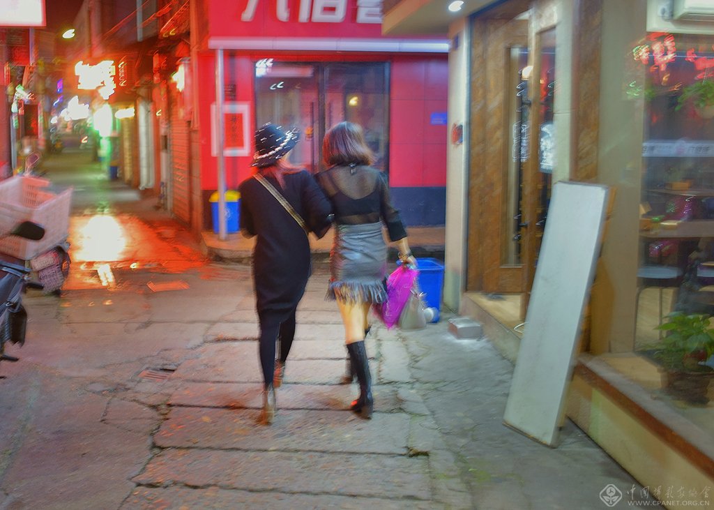 20、不时有打扮时髦的姑娘经过高井弄。（2015.5.30）