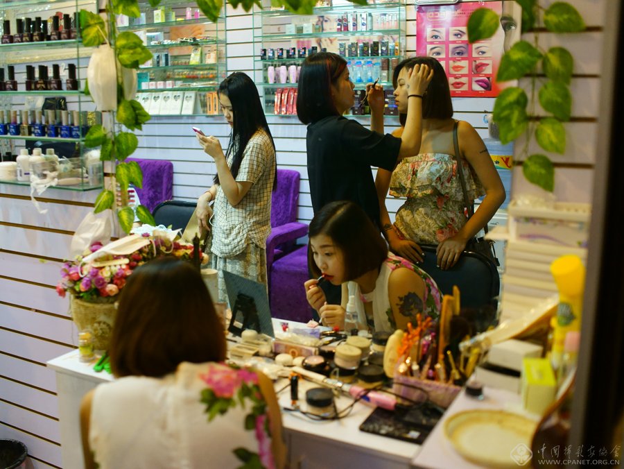 21、打扮后准备参加活动的姑娘。（2015.6.11）