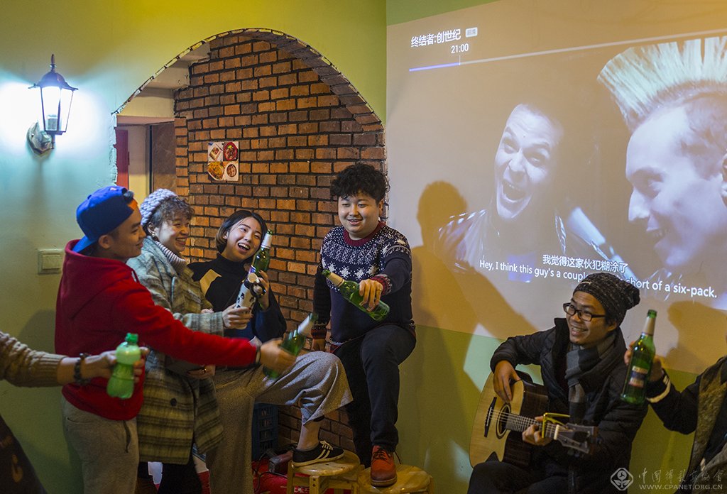 23、正在开party年轻人。(2015.11.30)