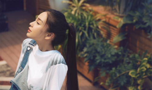 Angelababy穿着白T恤扎马尾 清纯好似学生妹(
