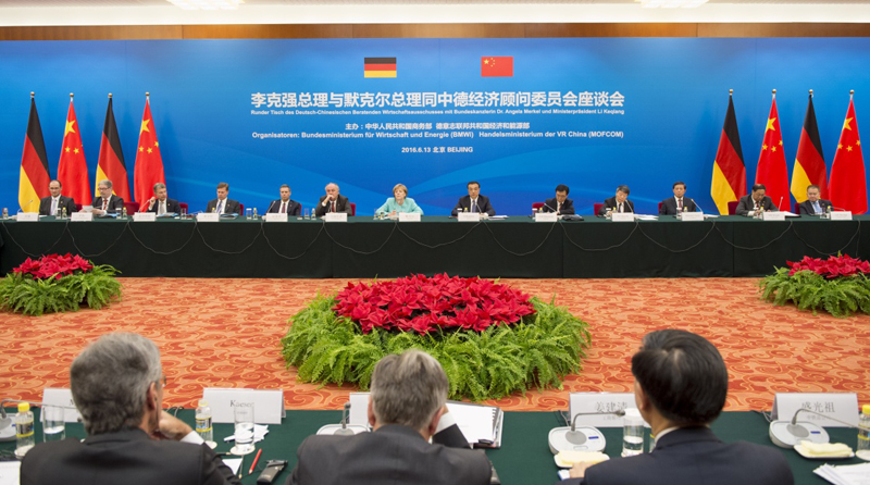 6月13日，国务院总理李克强与德国总理默克尔在北京人民大会堂共同出席中德经济顾问委员会座谈会，并同与会的中德两国经济界代表座谈交流。