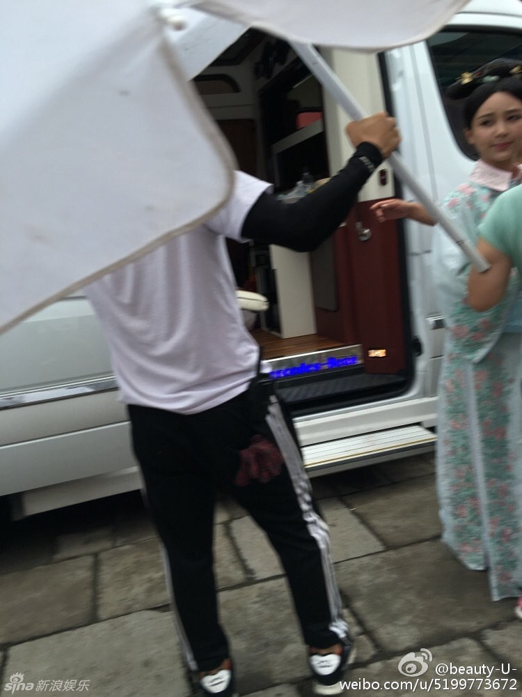 《龙珠传奇》杨紫清装造型曝光 助理打伞防晒