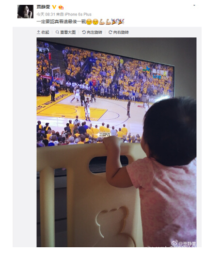 贾静雯看NBA总决赛 咘咘趴床边紧盯电视超萌(图)