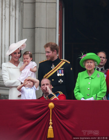 威廉王子庆典中蹲下哄儿子，女皇看不下去出手！