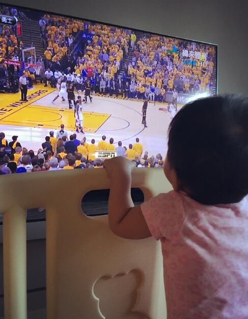 原来贾静雯女儿是个篮球迷妹，一大早就看NBA决赛
