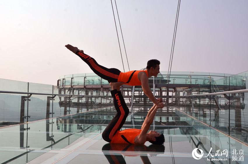 瑜珈愛好者在玻璃觀景臺上練起了高難度的動作。人民網尹星雲 攝