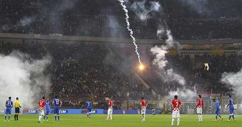 天网恢恢!克罗地亚警方逮捕扔烟火的足球流氓_ 视频中国