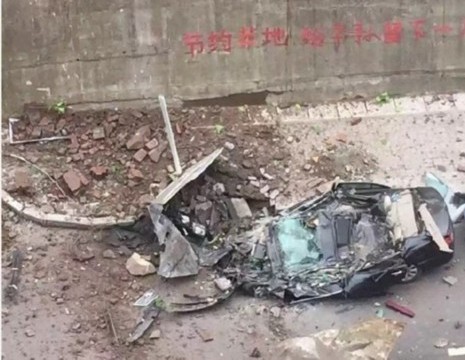 巨石从天而降：重庆万州区路边轿车被砸成铁饼