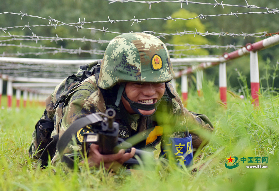 6月27日,武警安徽总队第二支队彝族战士尔只伍甲在进行快速通过低桩网
