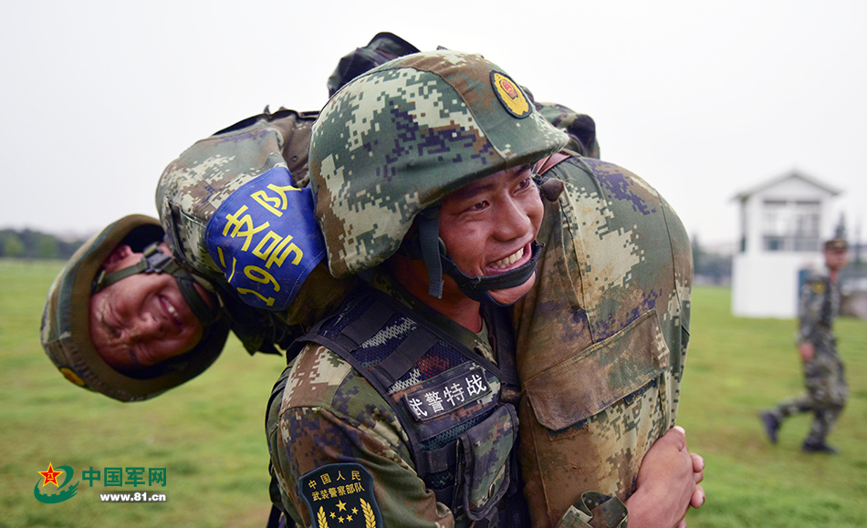 6月27日,武警安徽总队第二支队彝族战士曲么称火,尔只伍甲在训练间隙