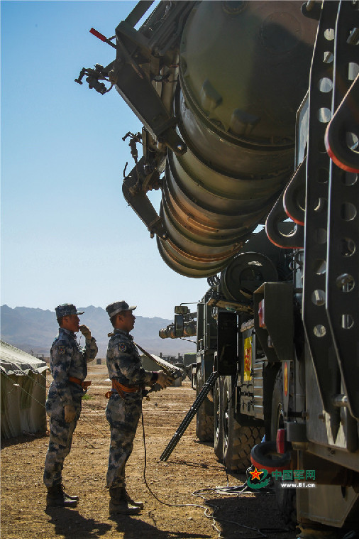 地空导弹扎堆 双弹齐射烈焰冲天