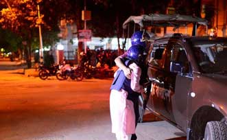 孟加拉国一餐厅遭袭 武装分子与警方交火