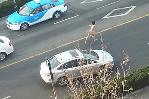 组图:网曝宜家不雅照 女子下身赤裸被拍揭露事件全过程