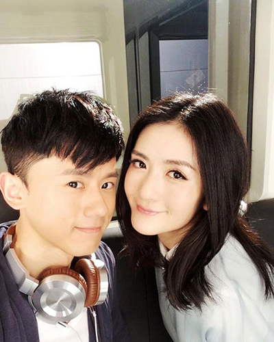 谢娜因与何炅,李维嘉等人共同主持湖南卫视综艺节目《快乐大本营》