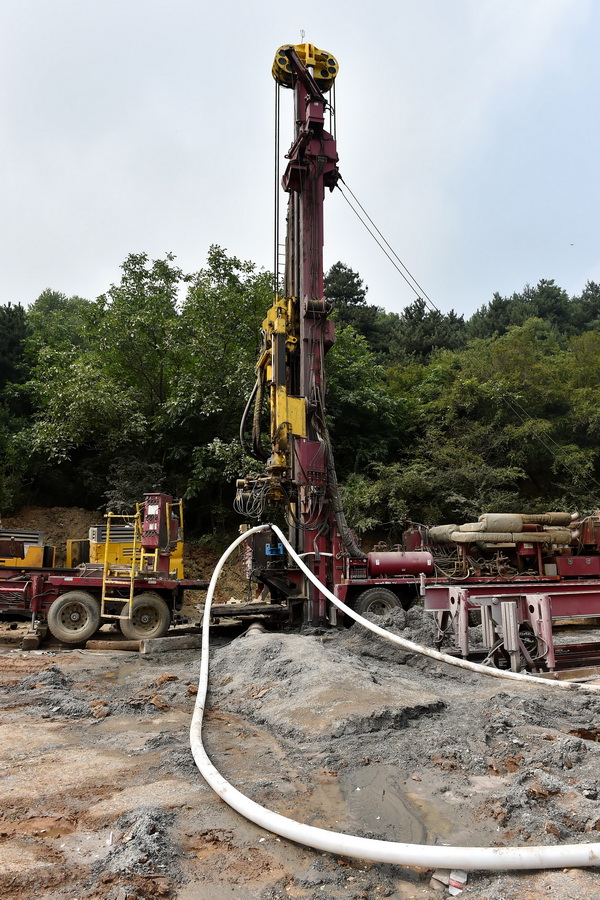 7月5日，地面1号钻孔在持续抽水。 新华社记者 詹彦 摄