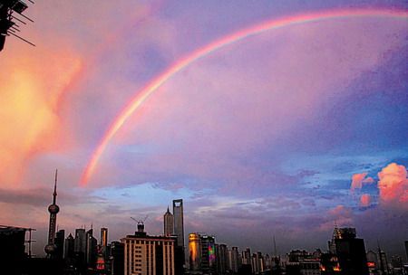 上海上演六月天孩子脸冰雹彩虹接连登场