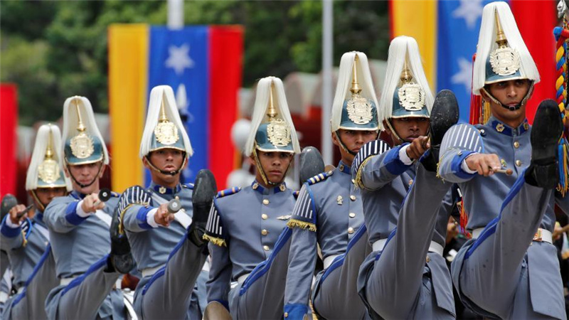 委内瑞拉庆祝独立日 狙击手着"吉利服"亮相