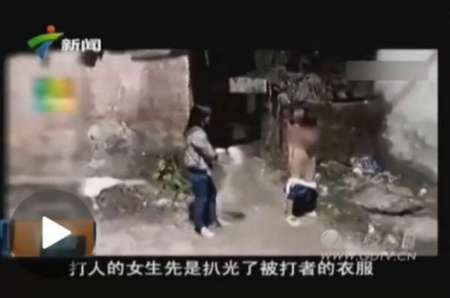 组图:实拍初二女生遭群殴 还给她喂食了一颗丸状的东西