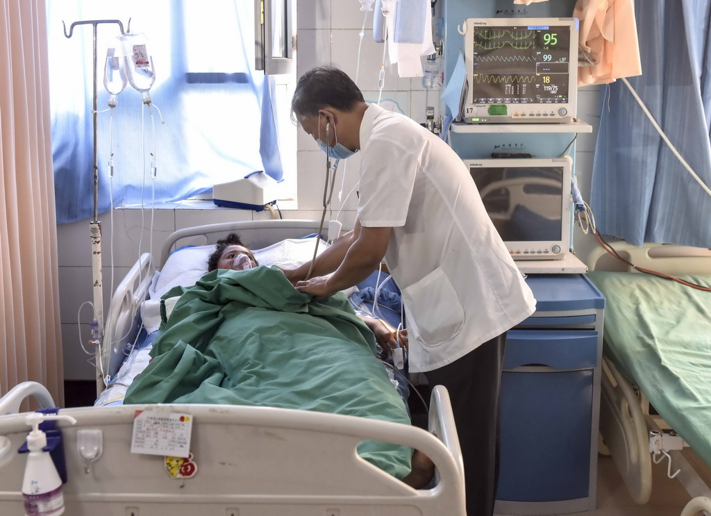 7月9日，在叶城县人民医院重症监护室里，幸存者吾守尔汗·巴拉提经过医护人员连续两天的抢救脱离生命危险。 新华社记者 赵戈 摄
