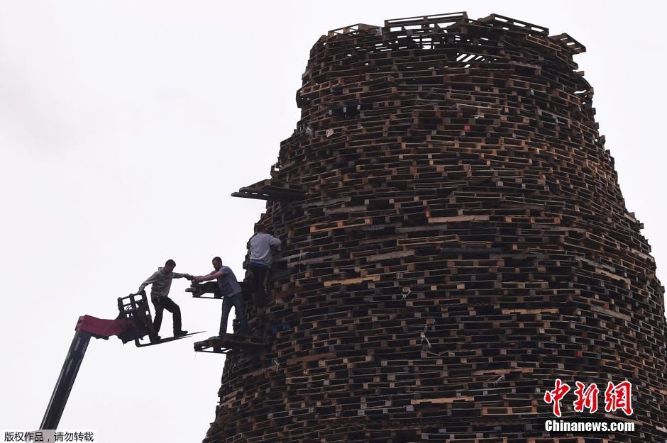 北爱尔兰建巨大篝火堆 迎接第十二日节[组图