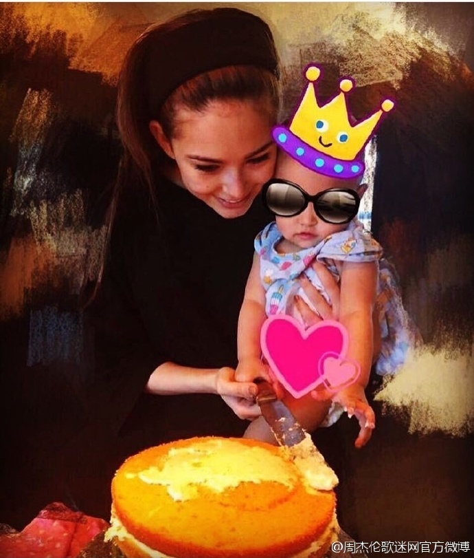 2010首页 滚动新闻  8日,昆凌晒出为女儿hathaway做的周岁生日蛋糕,并