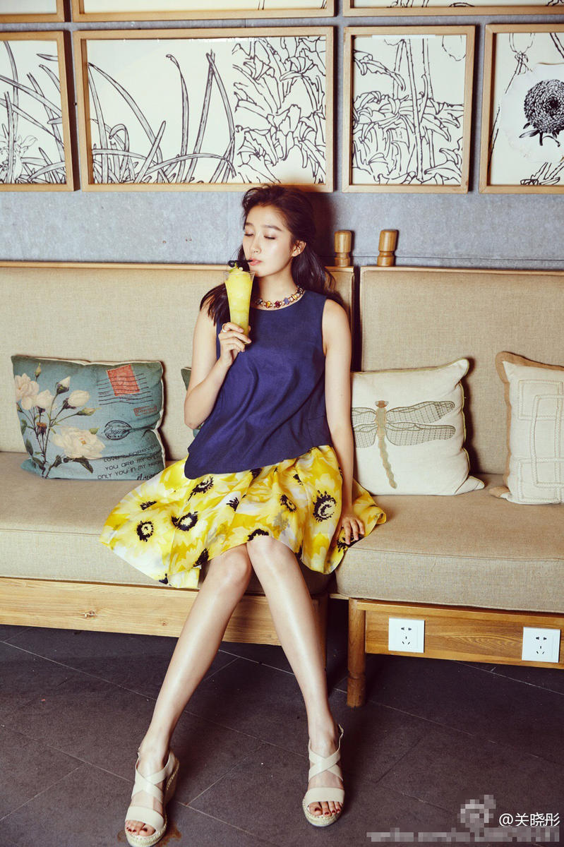 关晓彤安静的时候最美,这大长腿简直2米(图)