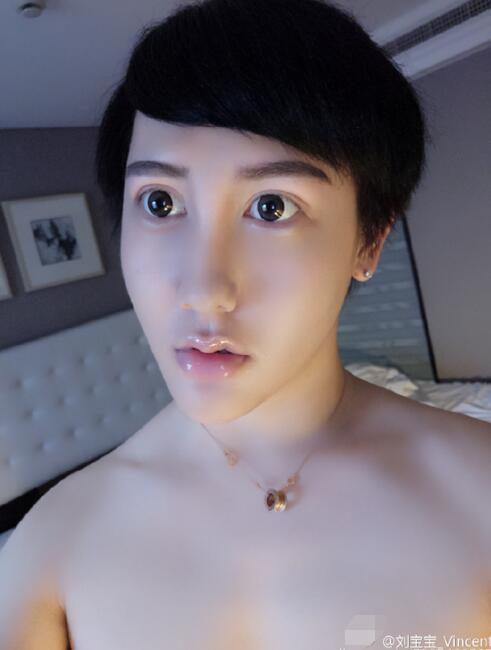 中国网娱乐7月14日讯 一向备受争议的"蛇精男"刘梓晨又发奇怪的自拍照