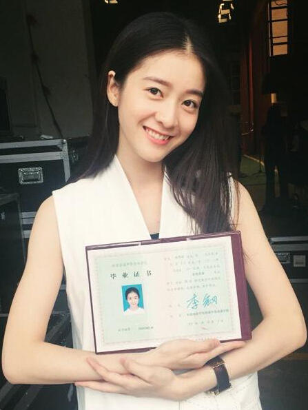 张雪迎毕业于中央戏曲学院附中影视表演专业,专业基础很好.