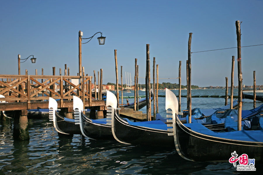 如新月般的小艇