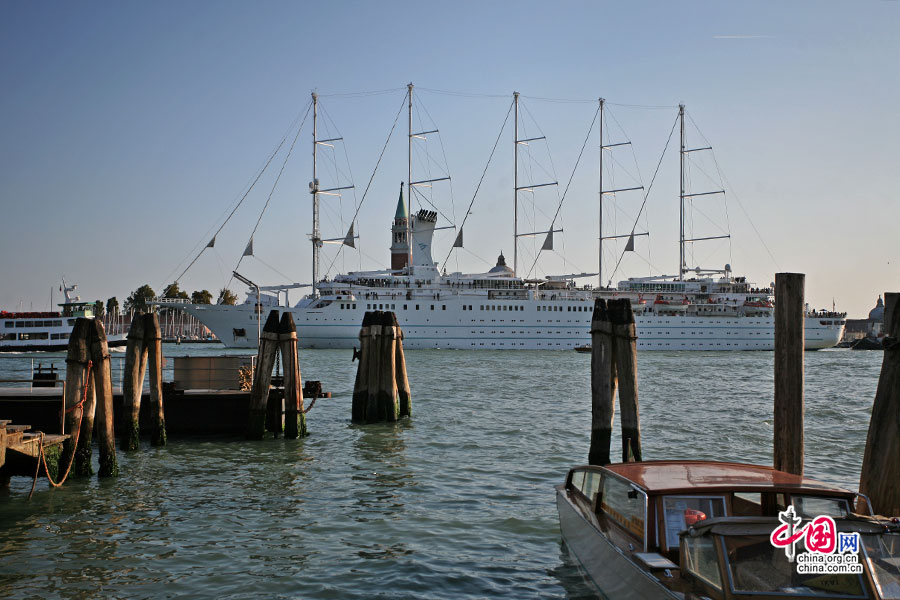 如新月般的小艇