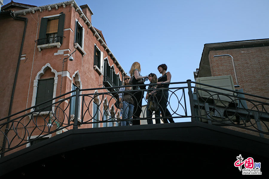 站在桥上聊天的游客