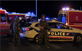 法国尼斯一辆卡车冲入人群 数十人死亡