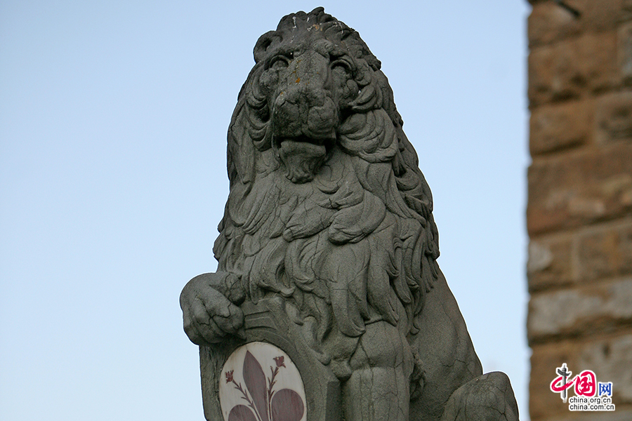 执百合花城徽的狮子